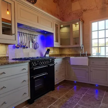 Dom Peyreton Prestige Set In A Charming Wine Villegouge